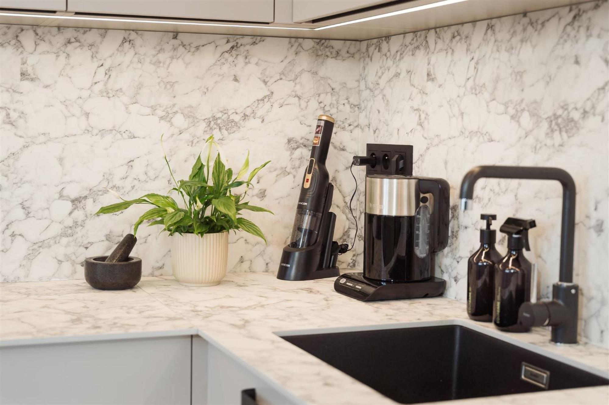Luxury Sunny Home - Garage Parking, Metro, Balcony, Ps5 With Games Prague Ngoại thất bức ảnh